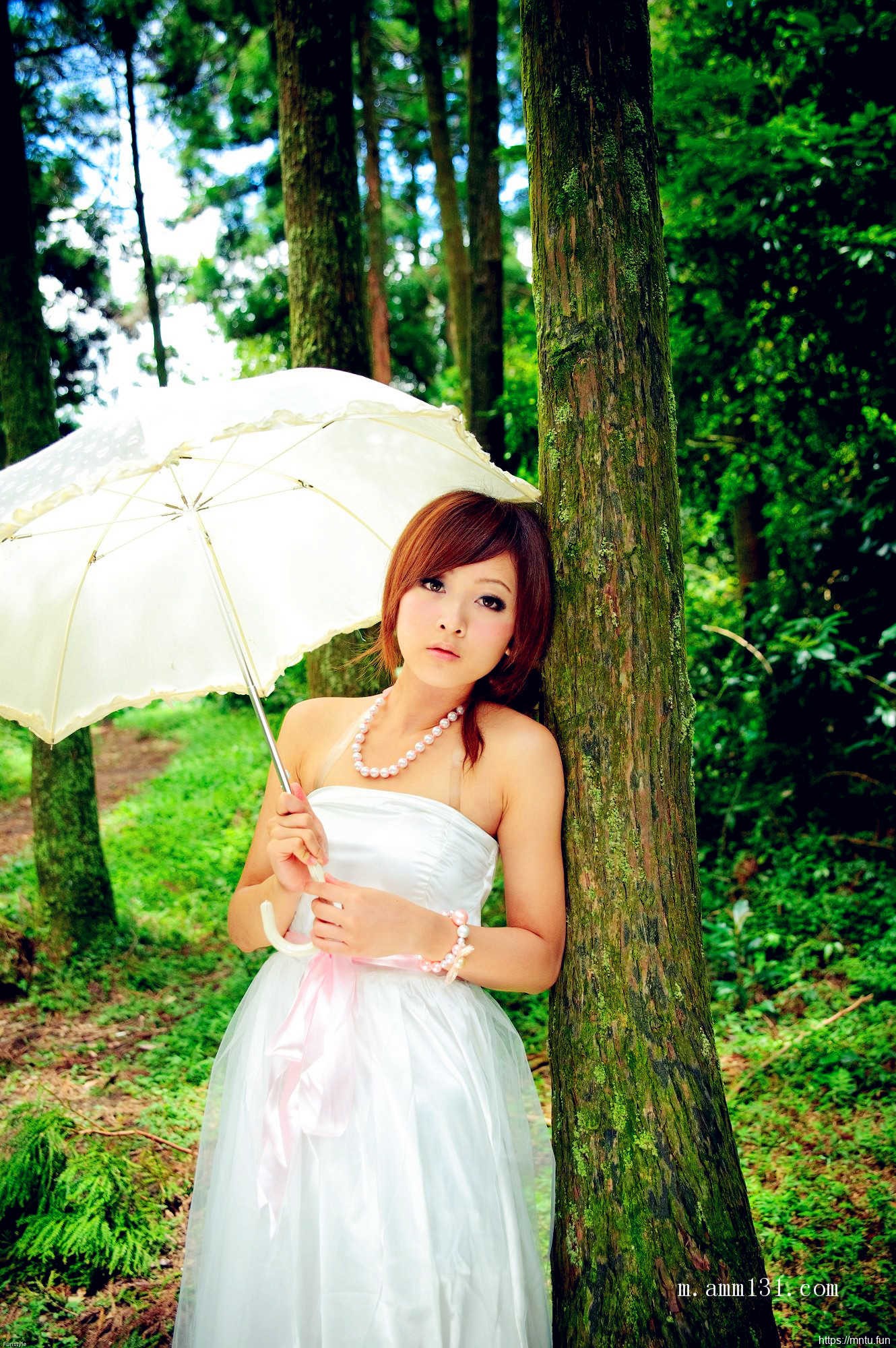 树林里的丰满艺术人体张允霏图片演绎乳房之美