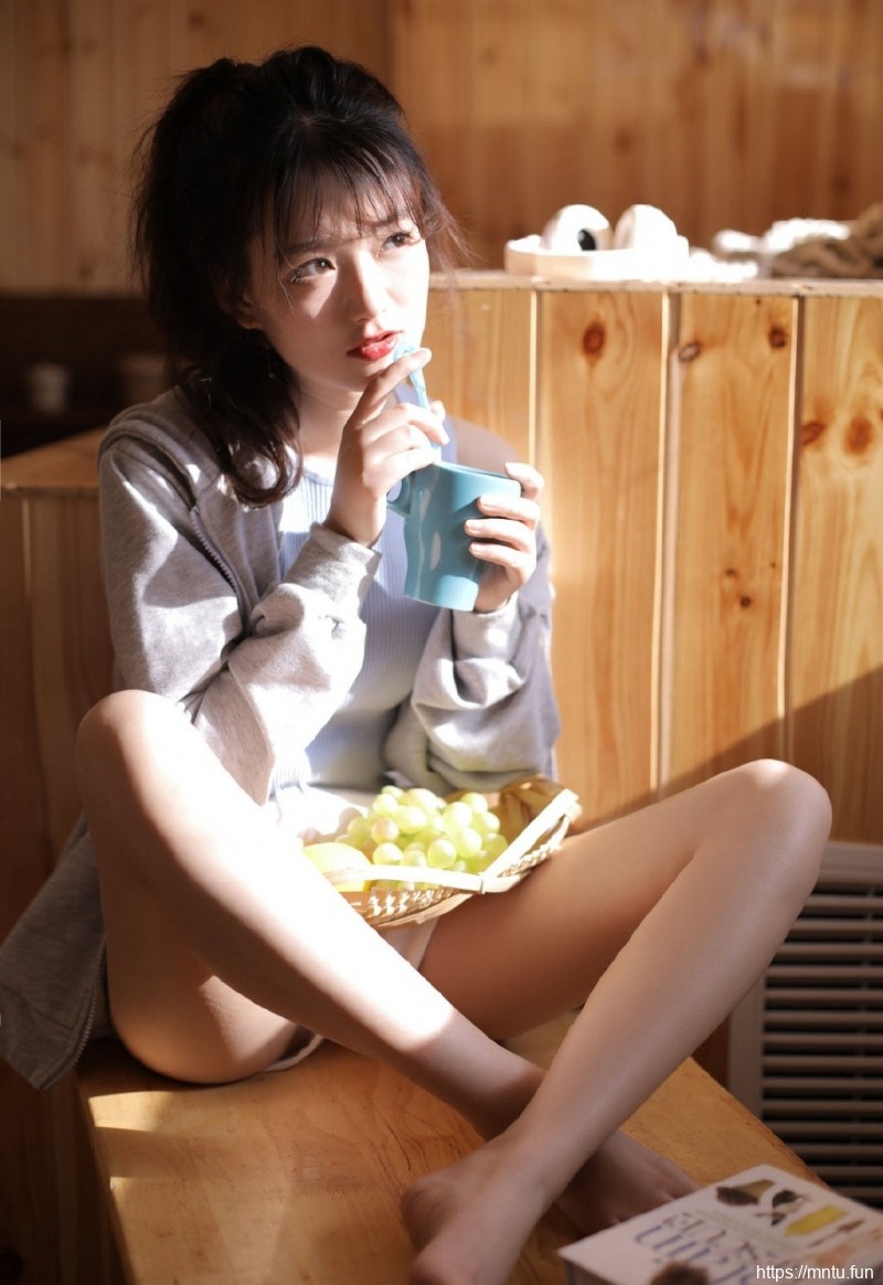 翘臀小美女长腿笔直清纯女生照片