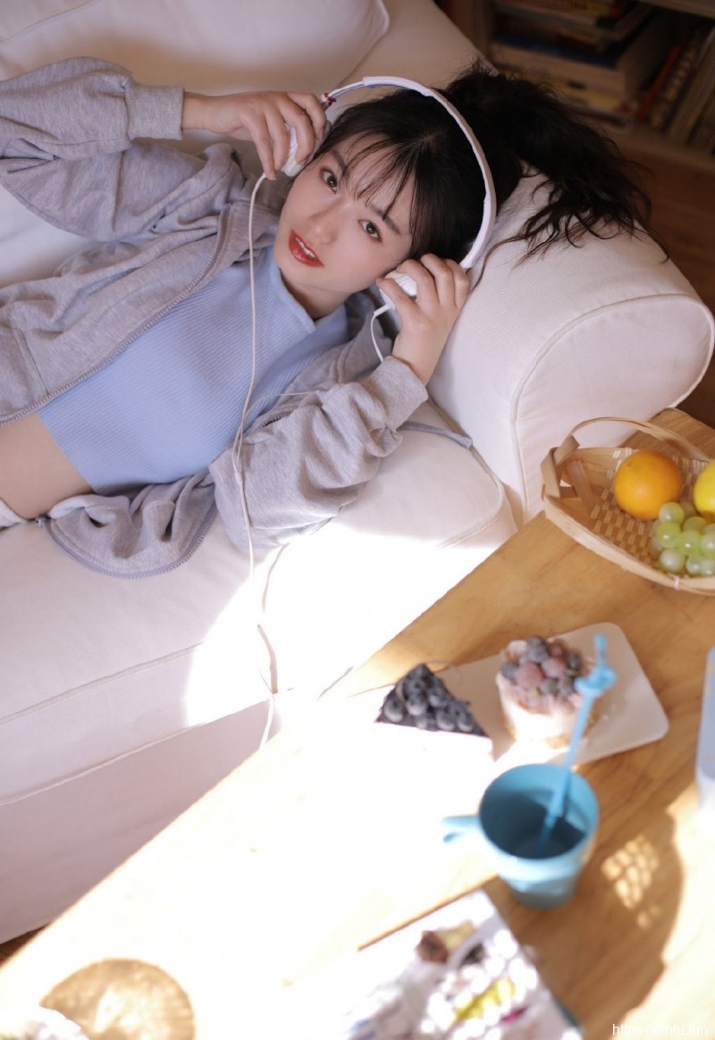 翘臀小美女长腿笔直清纯女生照片