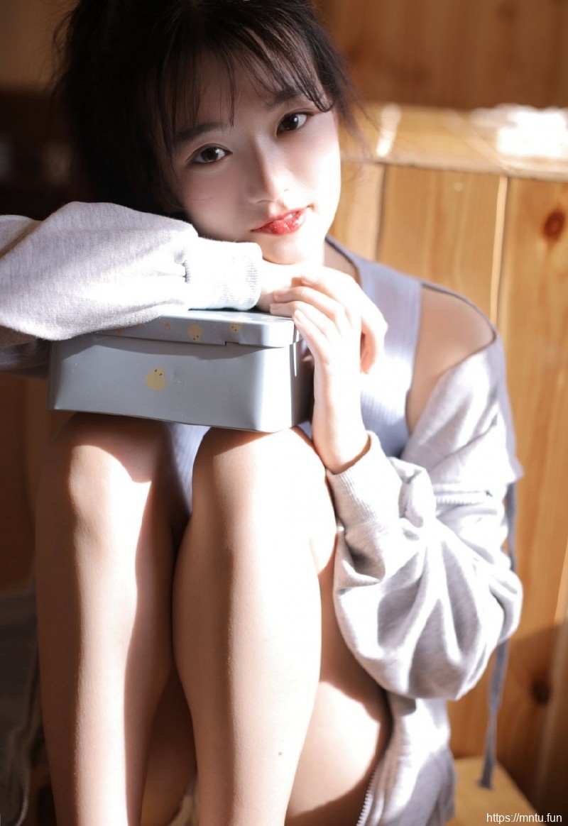 翘臀小美女长腿笔直清纯女生照片