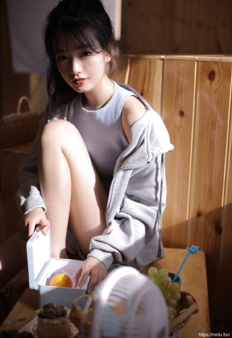 翘臀小美女长腿笔直清纯女生照片