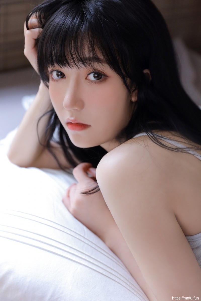 高甜少女香肩雪白莹润私房写真
