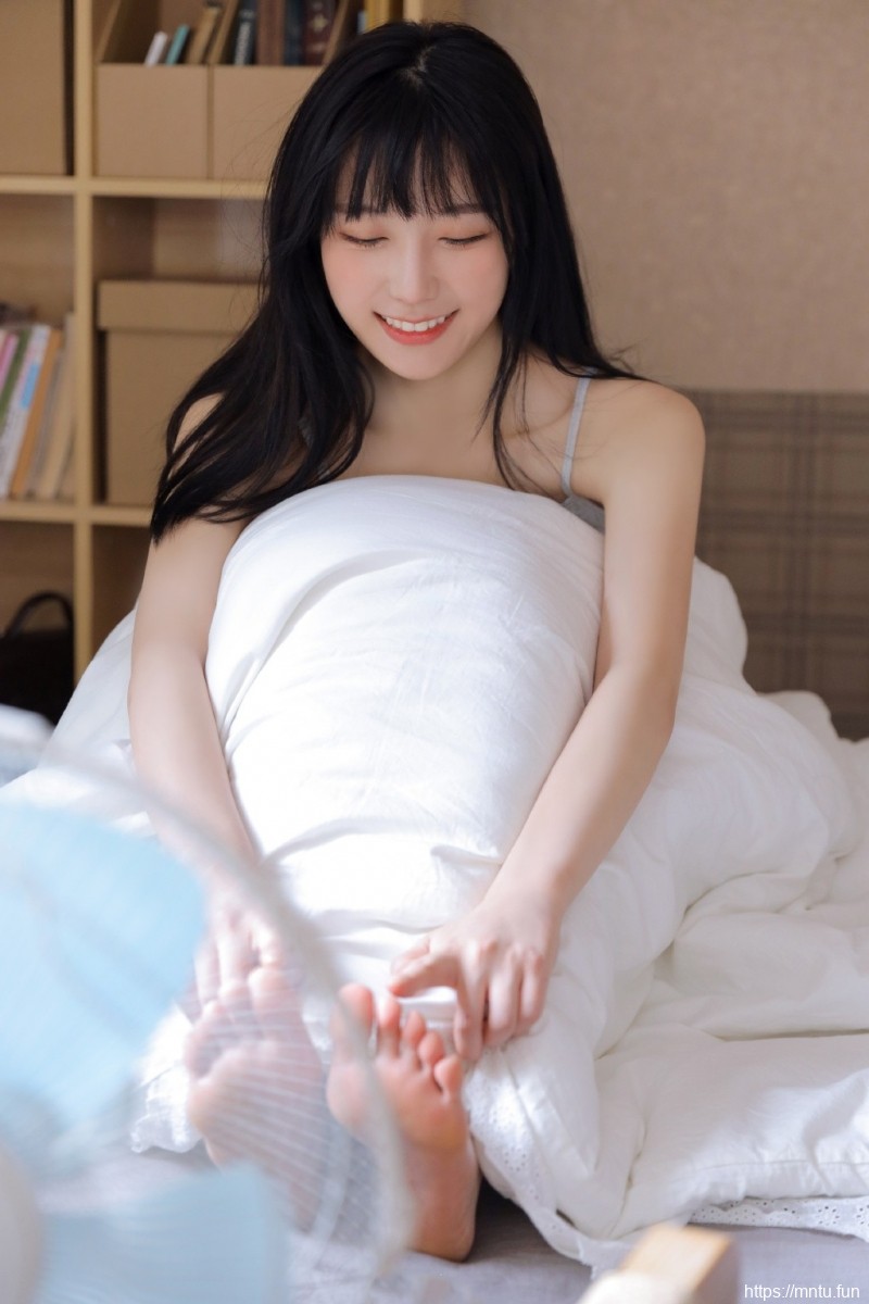 高甜少女香肩雪白莹润私房写真