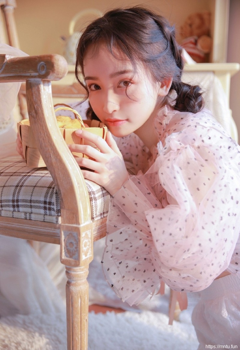 粉嫩小女生半透明蕾丝装明媚写真