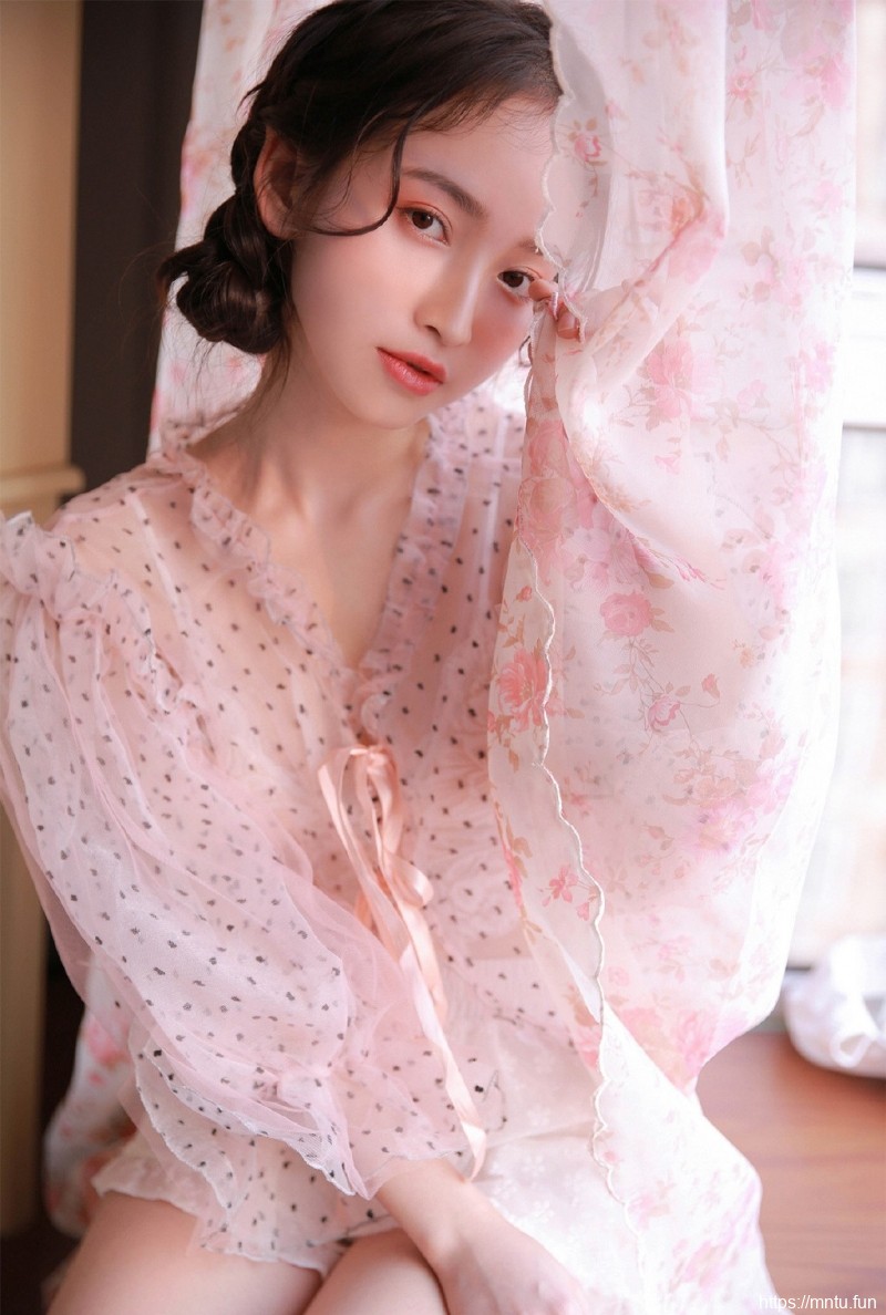 粉嫩小女生半透明蕾丝装明媚写真