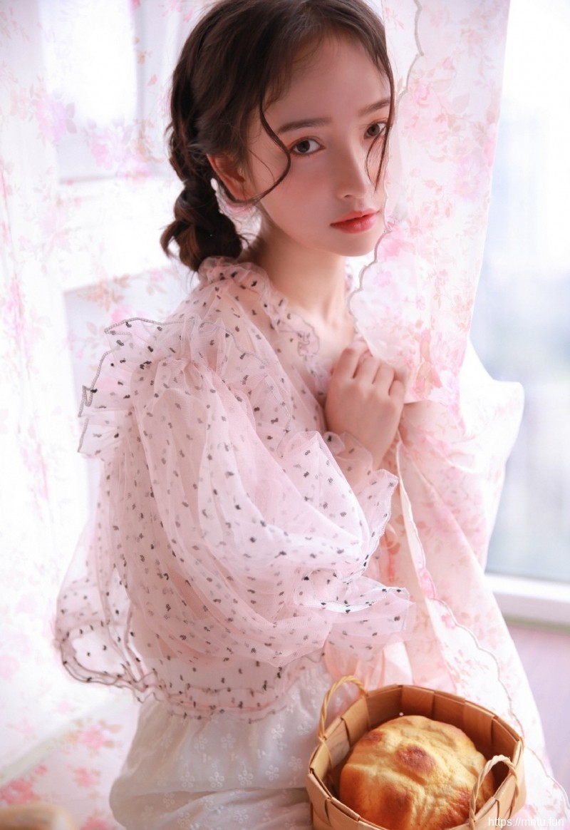 粉嫩小女生半透明蕾丝装明媚写真