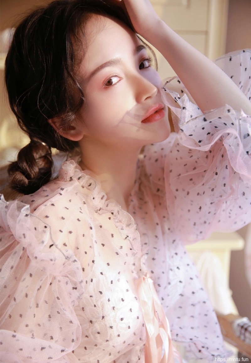 粉嫩小女生半透明蕾丝装明媚写真