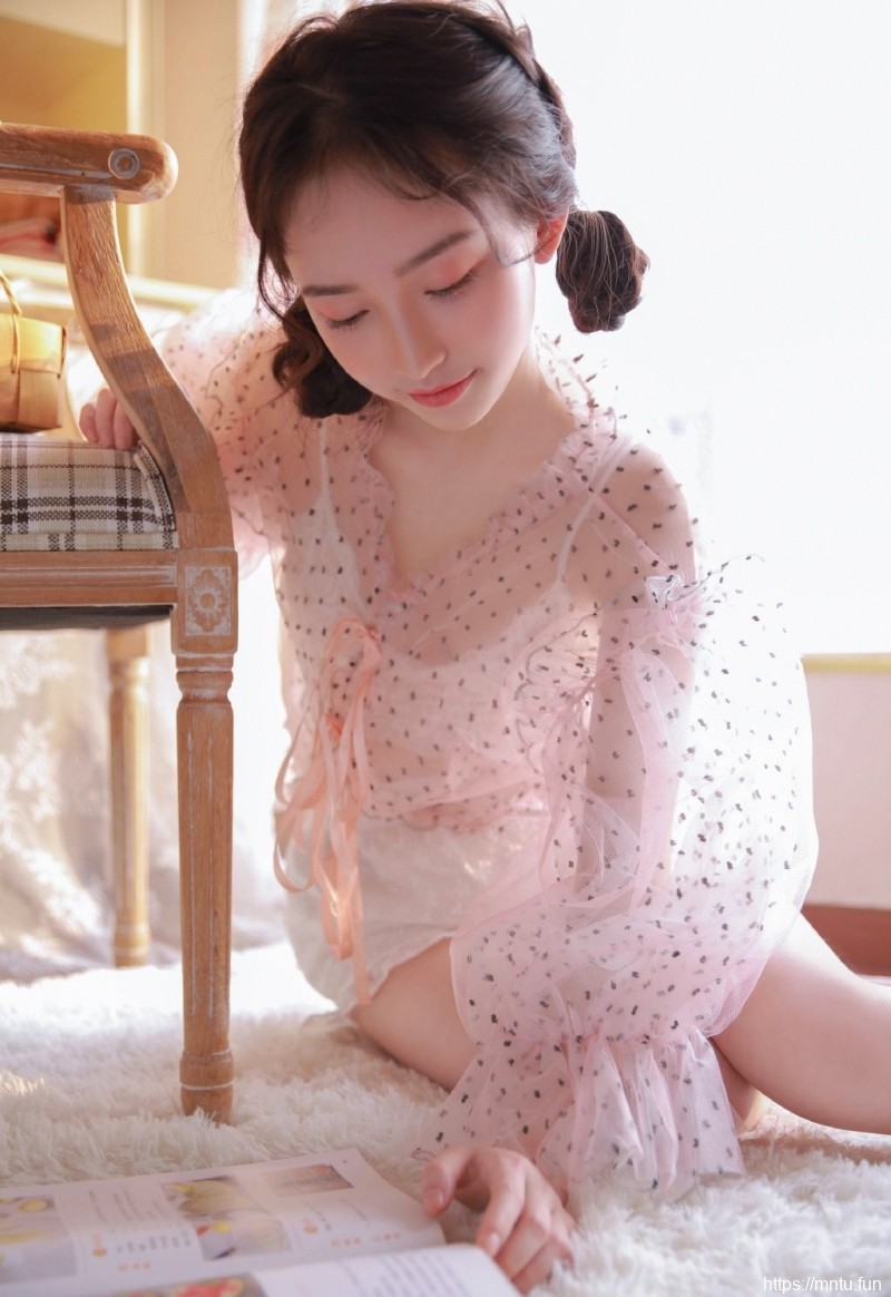 粉嫩小女生半透明蕾丝装明媚写真