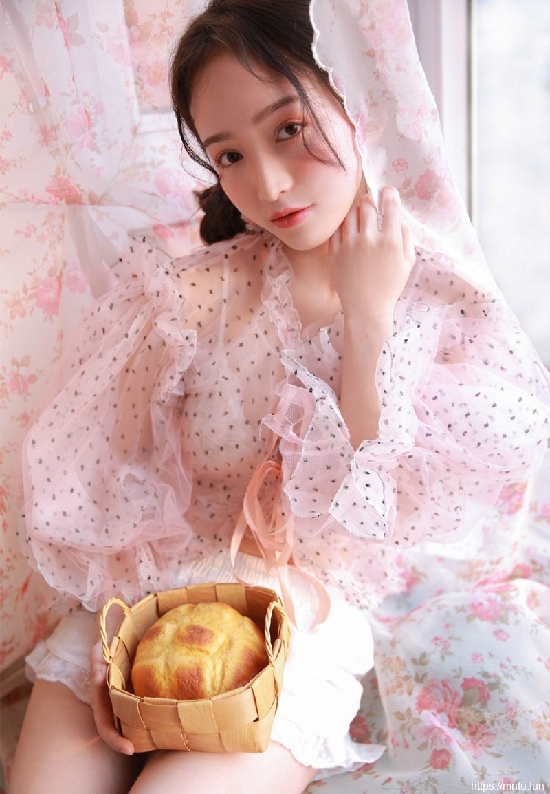 粉嫩小女生半透明蕾丝装明媚写真
