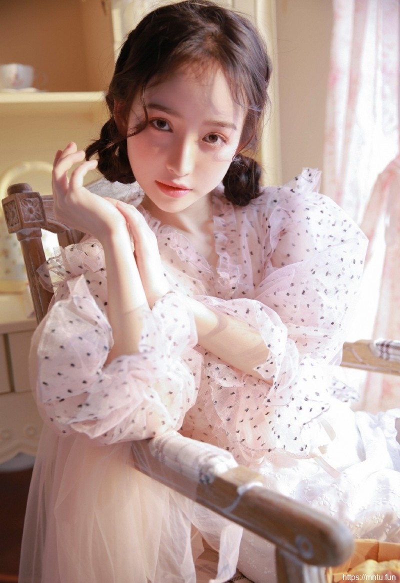 粉嫩小女生半透明蕾丝装明媚写真