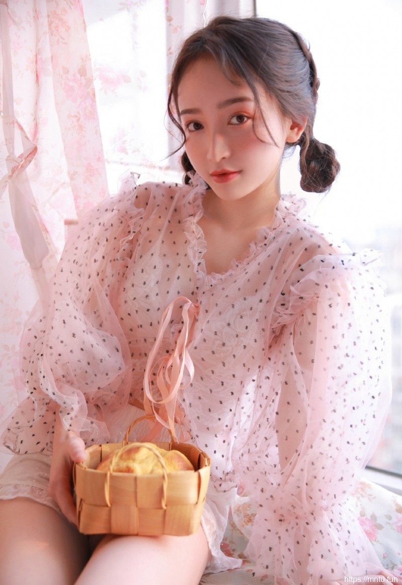 粉嫩小女生半透明蕾丝装明媚写真