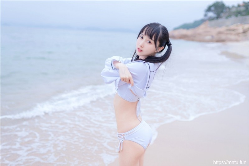 软萌妹子私人拍摄海边清纯写真合集