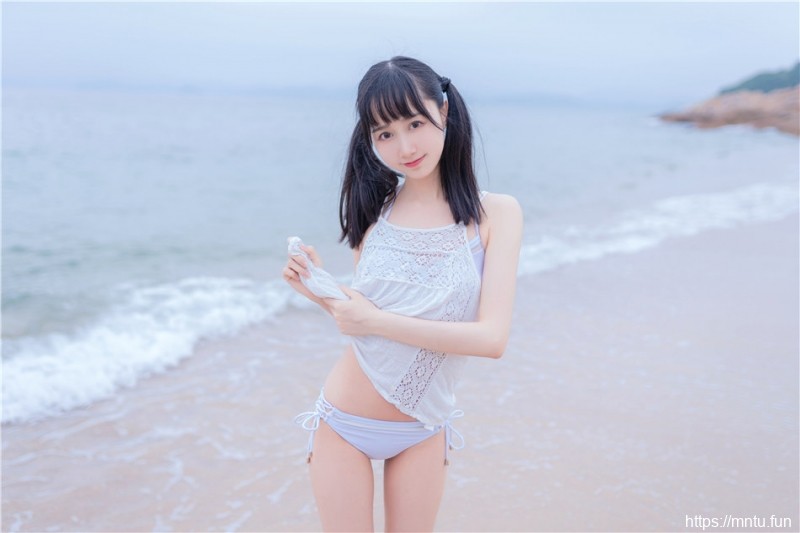 软萌妹子私人拍摄海边清纯写真合集