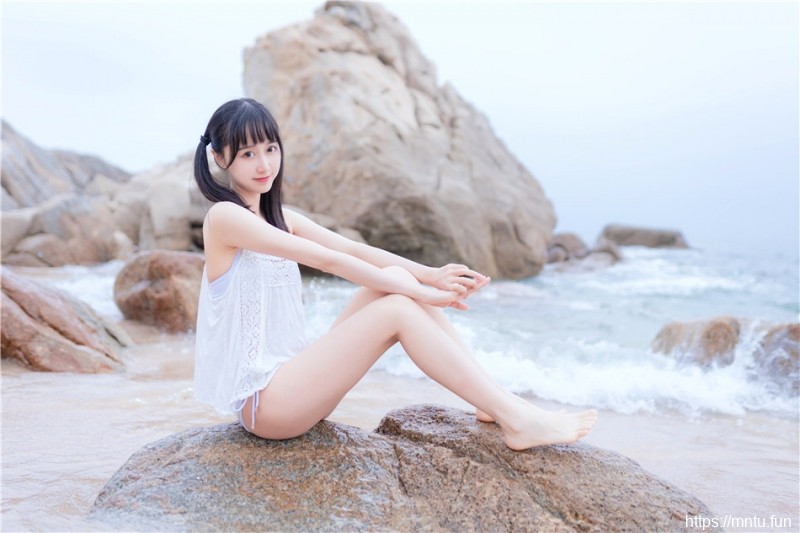 软萌妹子私人拍摄海边清纯写真合集