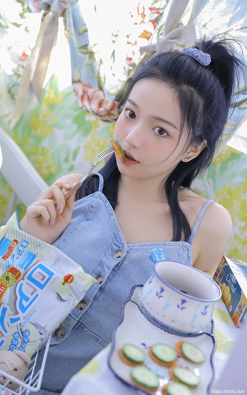 美女照片宅男女神肌肤莹白若雪气质出尘妹子图