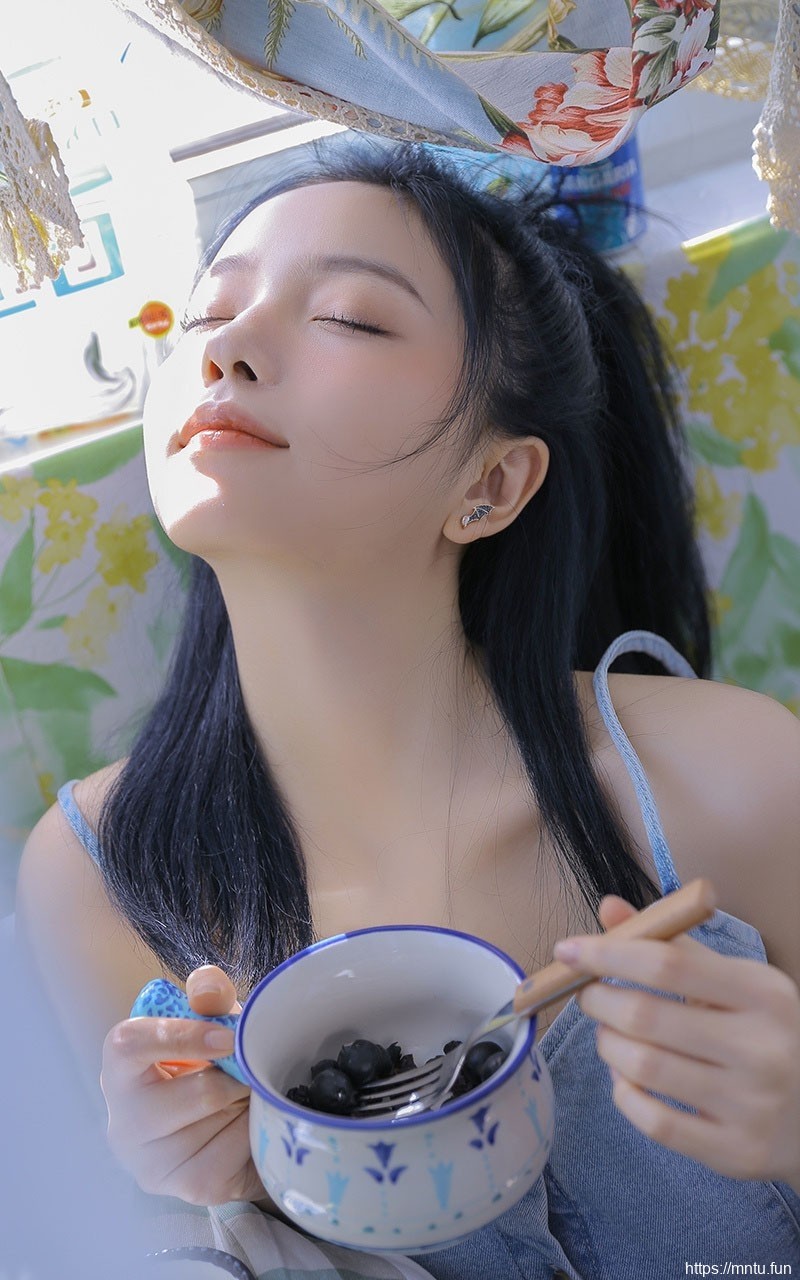 美女照片宅男女神肌肤莹白若雪气质出尘妹子图