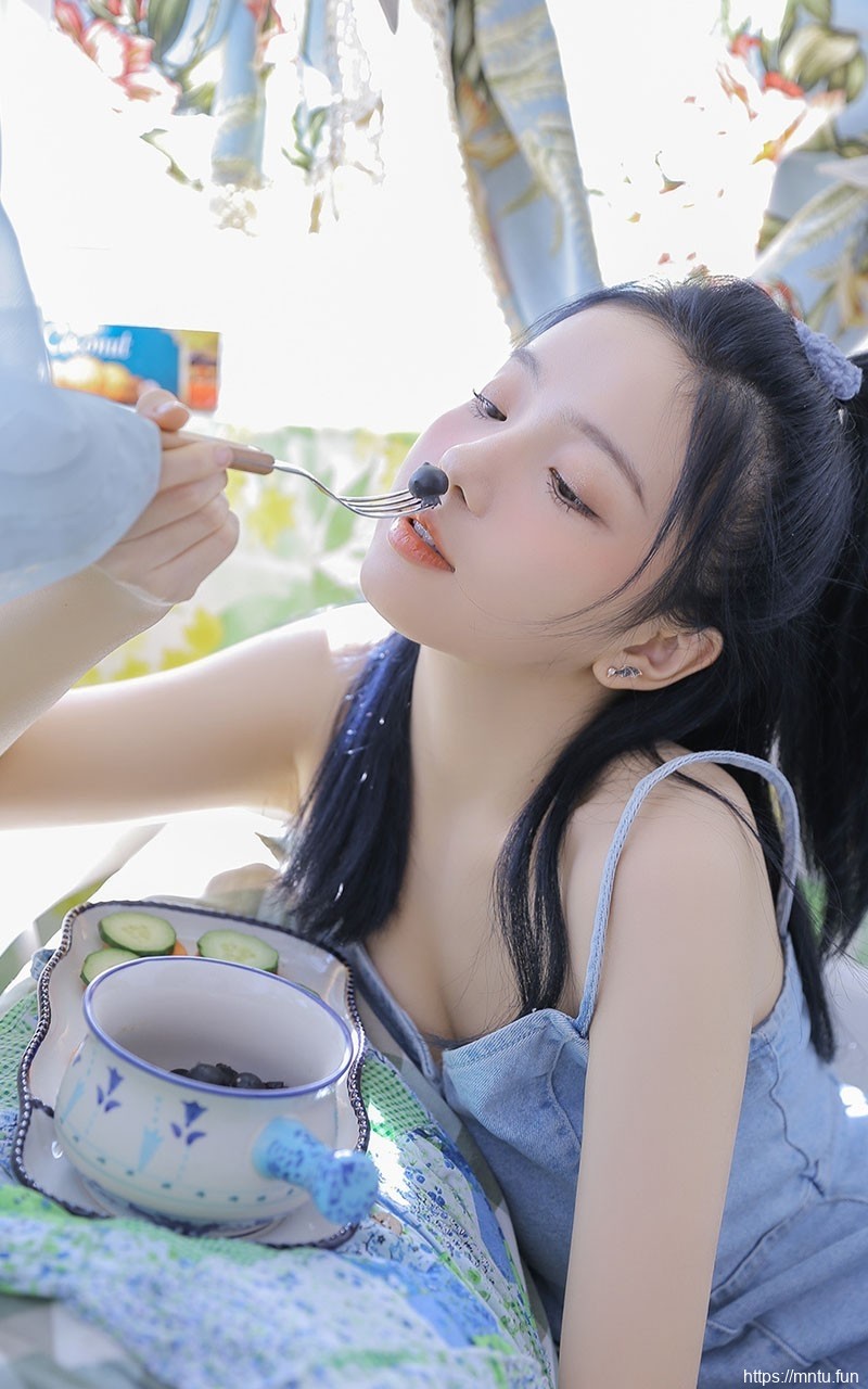 美女照片宅男女神肌肤莹白若雪气质出尘妹子图