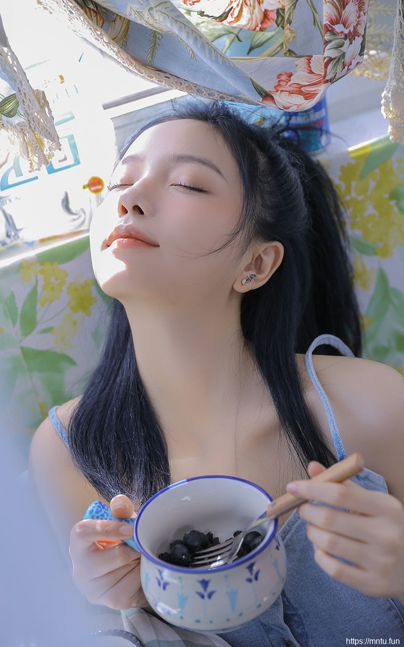 美女照片宅男女神肌肤莹白若雪气质出尘妹子图