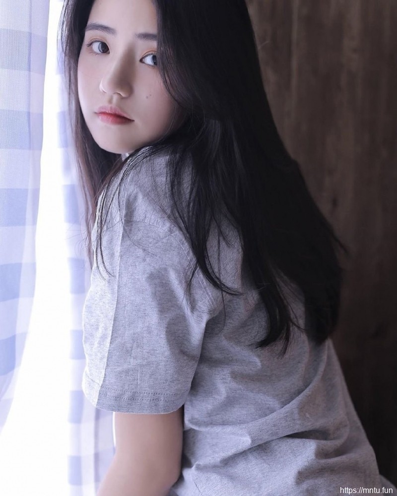 白净萌妹纸笑容甜美可爱图片