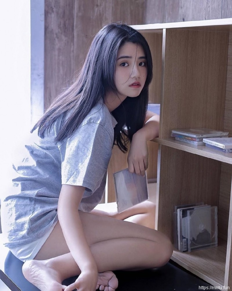 白净萌妹纸笑容甜美可爱图片