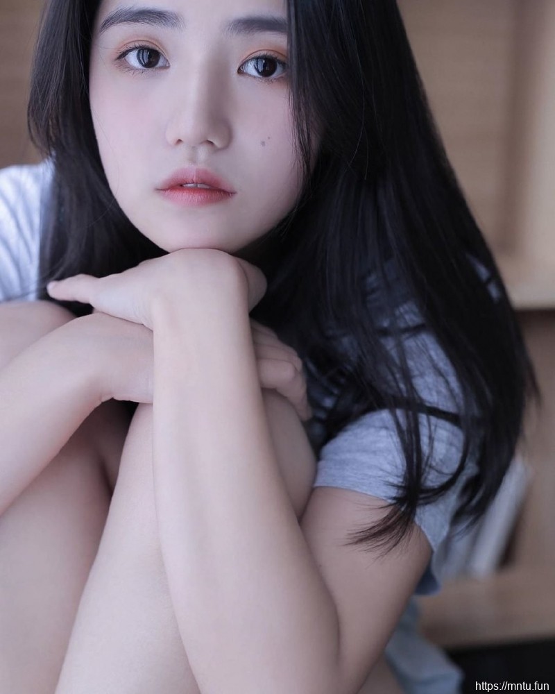 白净萌妹纸笑容甜美可爱图片