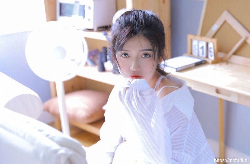 高马尾俏皮小美眉长腿细腰美女套图