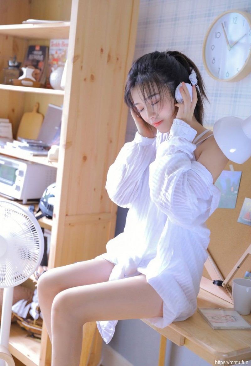 高马尾俏皮小美眉长腿细腰美女套图