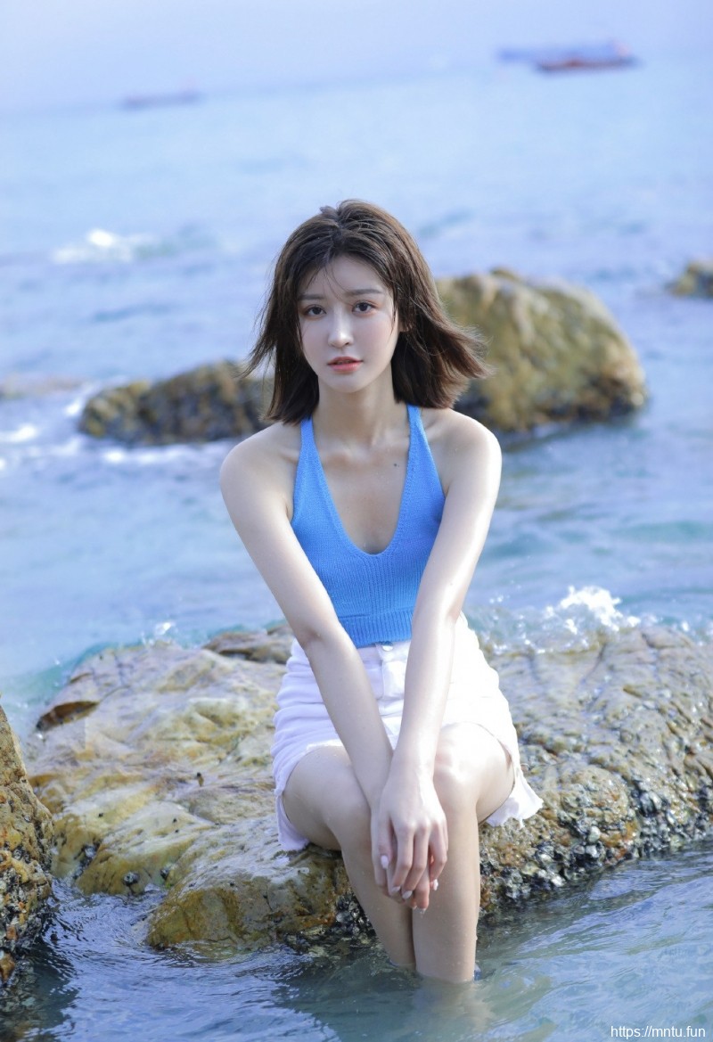 吊带短裤小妹海边凌乱美写真