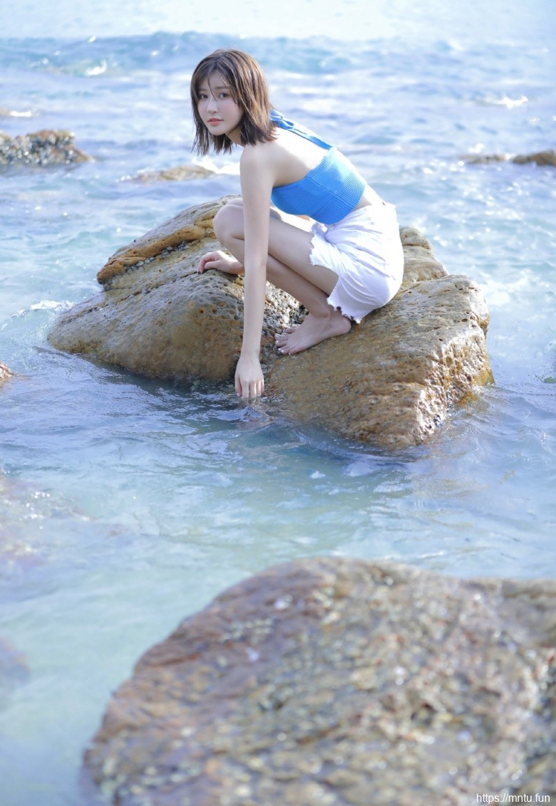 吊带短裤小妹海边凌乱美写真