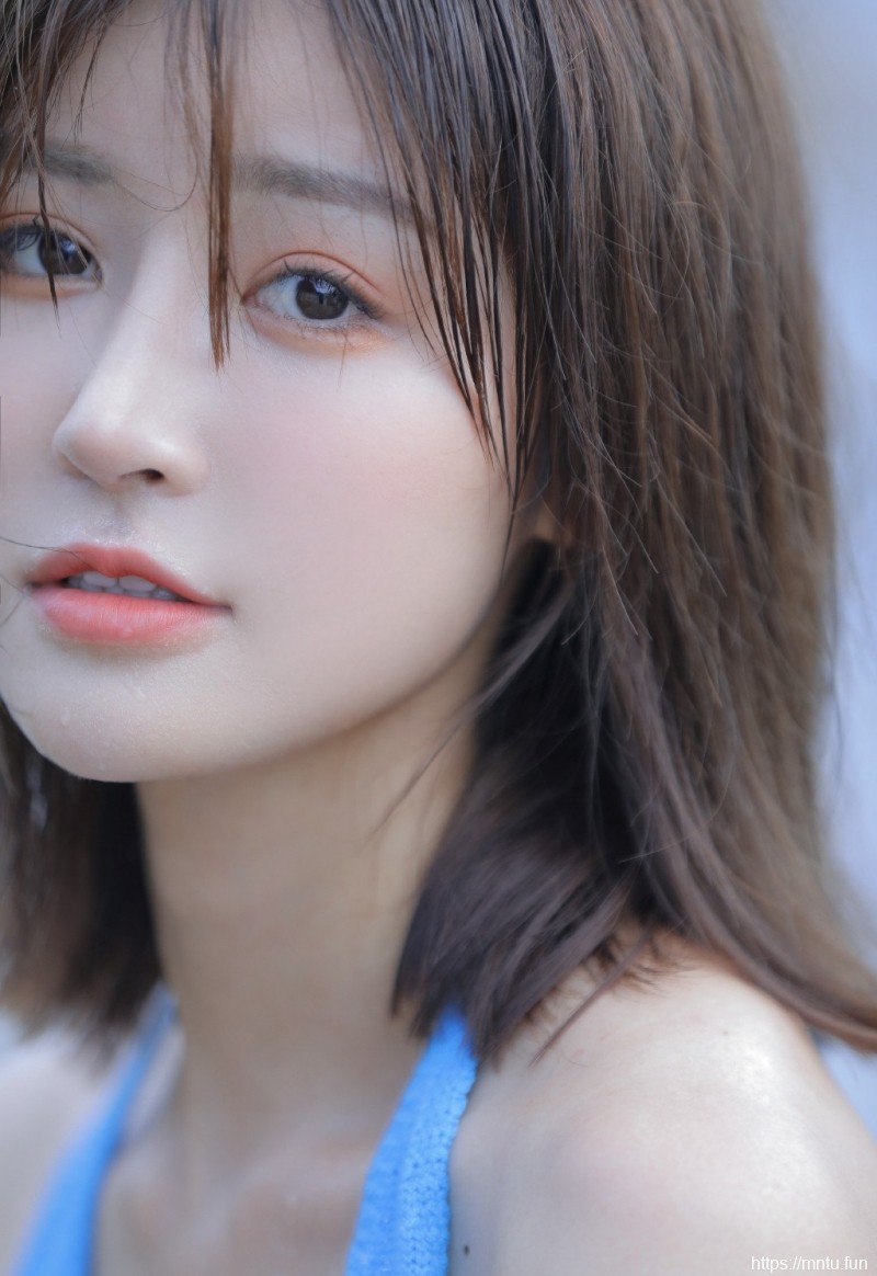 吊带短裤小妹海边凌乱美写真