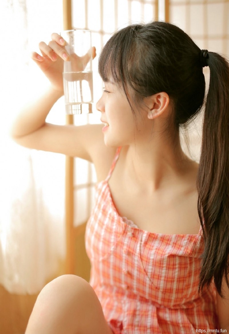 夏日甜心粉嫩吊带裙清纯妹子图