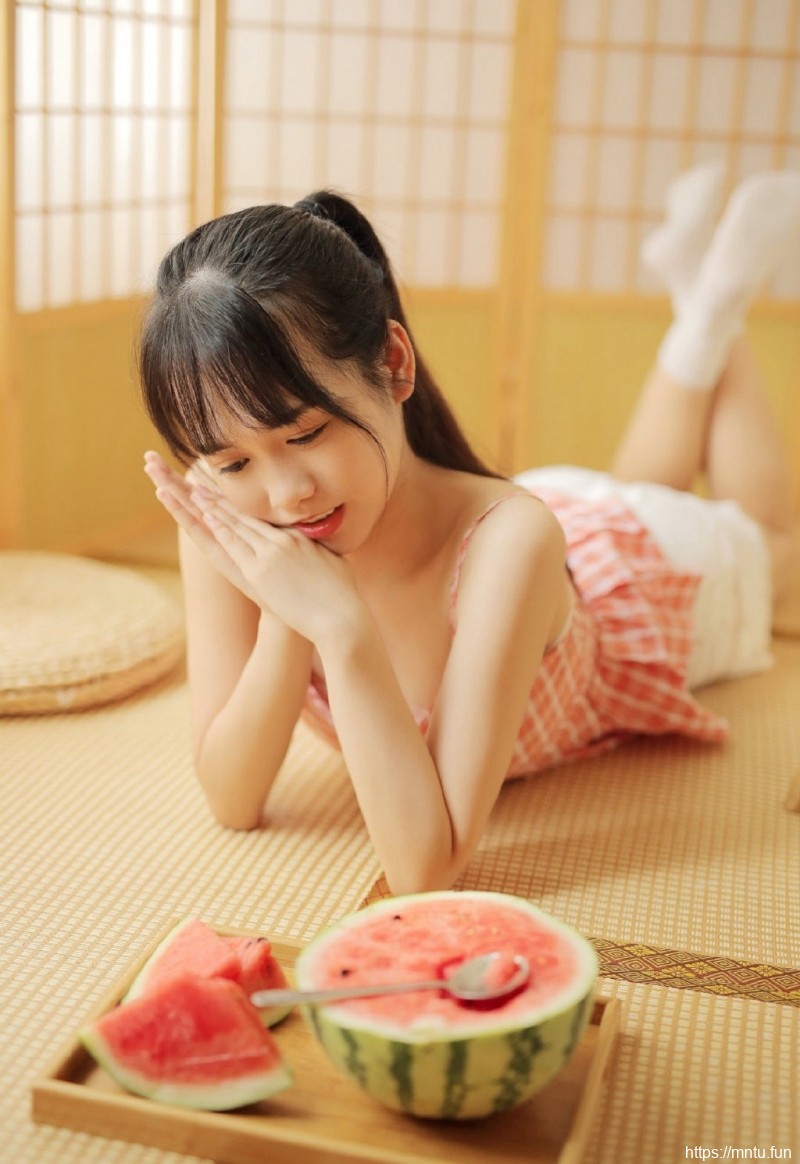 夏日甜心粉嫩吊带裙清纯妹子图