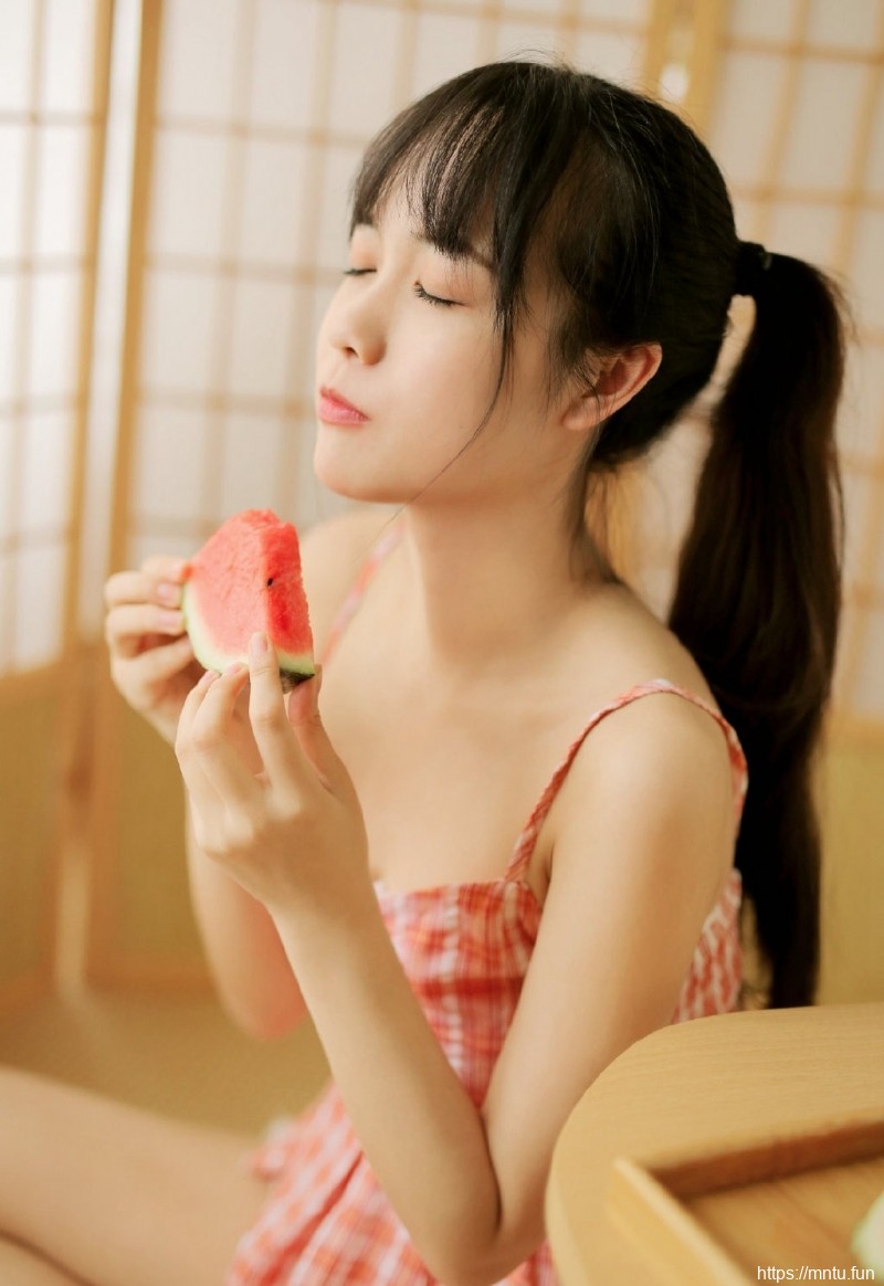 夏日甜心粉嫩吊带裙清纯妹子图