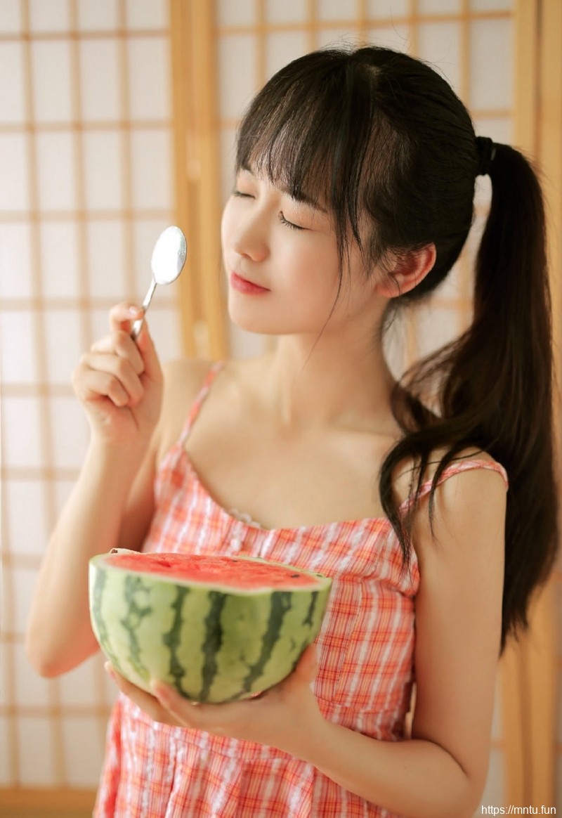 夏日甜心粉嫩吊带裙清纯妹子图