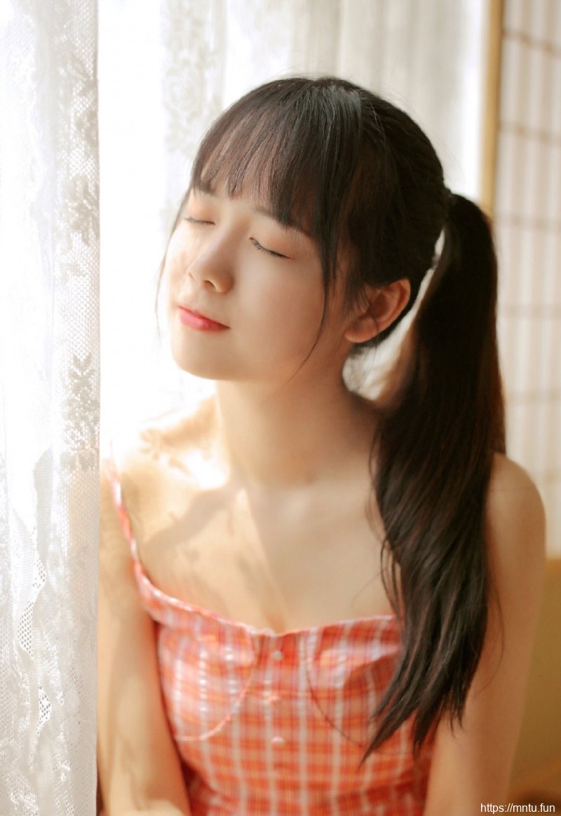 夏日甜心粉嫩吊带裙清纯妹子图