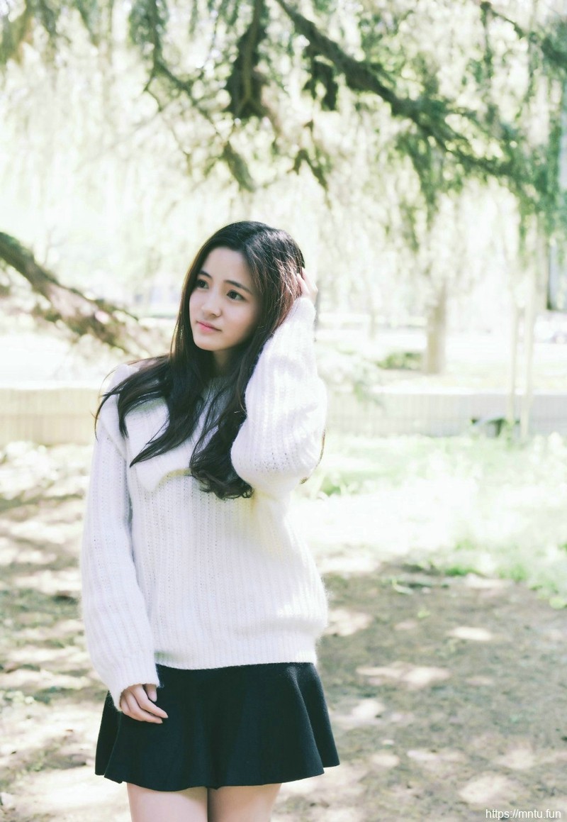 郊外白色毛衣素颜妹子清爽养眼写真
