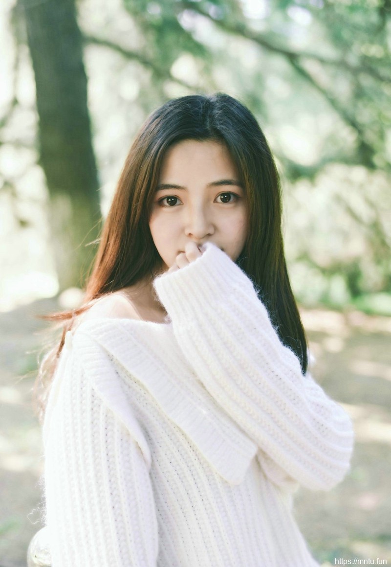 郊外白色毛衣素颜妹子清爽养眼写真
