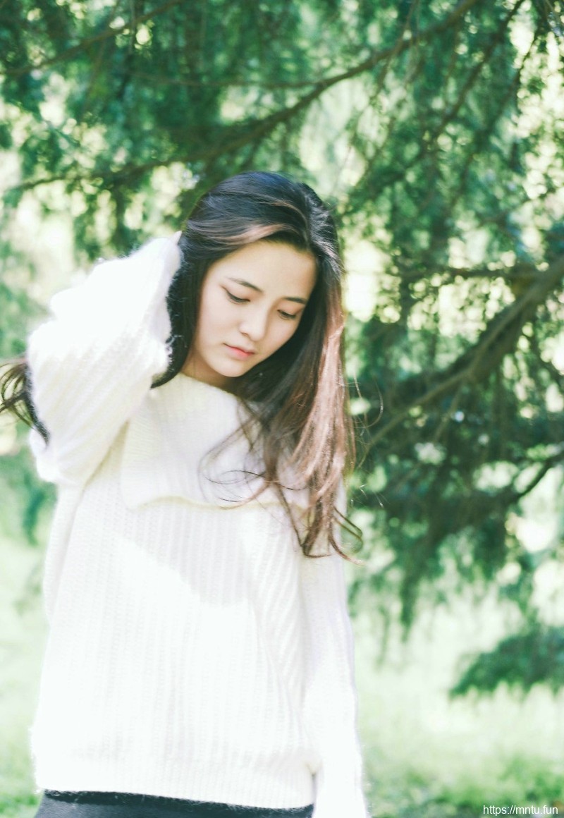 郊外白色毛衣素颜妹子清爽养眼写真