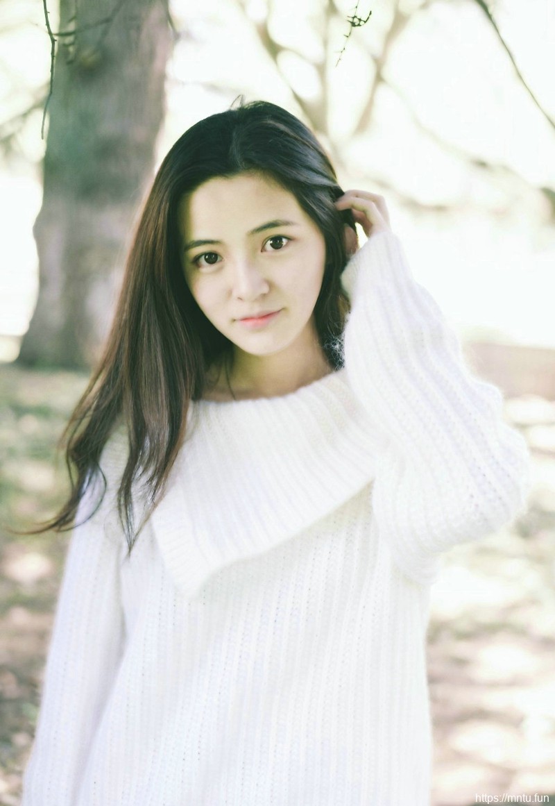 郊外白色毛衣素颜妹子清爽养眼写真
