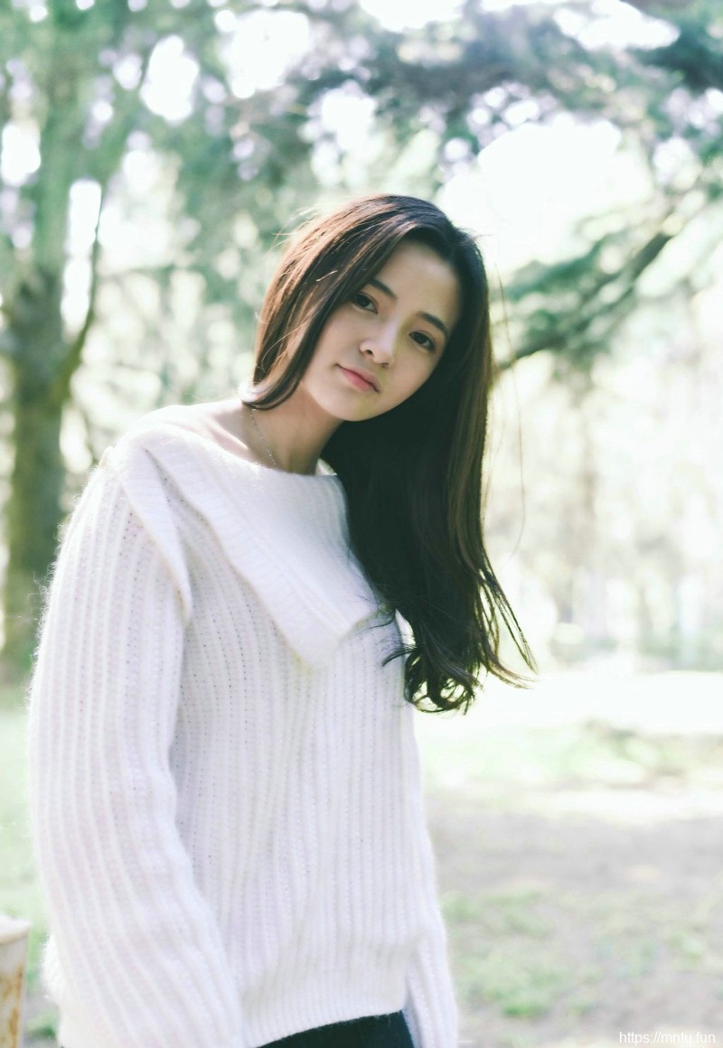 郊外白色毛衣素颜妹子清爽养眼写真