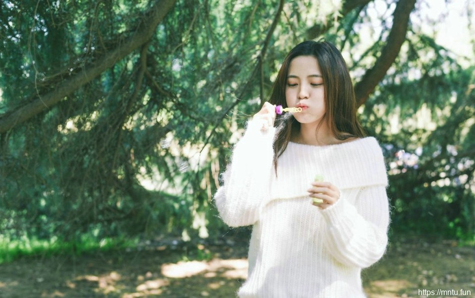 郊外白色毛衣素颜妹子清爽养眼写真