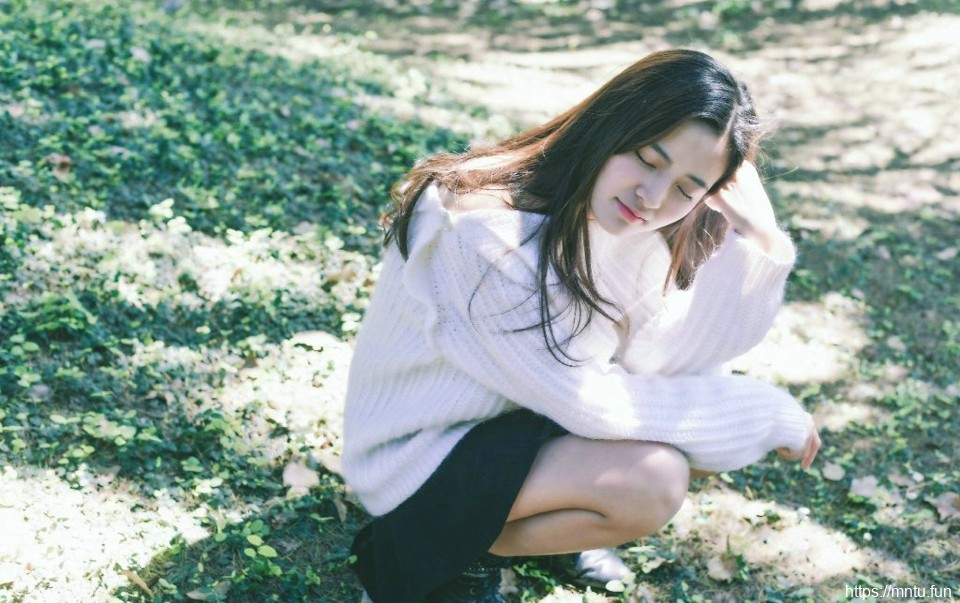 郊外白色毛衣素颜妹子清爽养眼写真