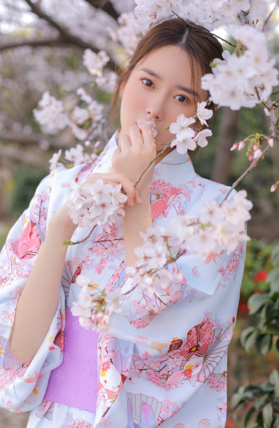 粉嫩可爱的和服美女户外温婉漂亮古风摄影图片