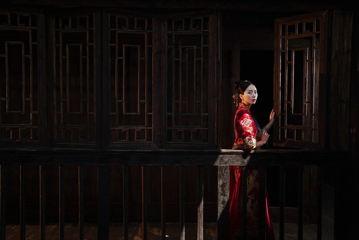 美艳性感的古装佳人大红嫁衣奢华典雅古风摄影图片