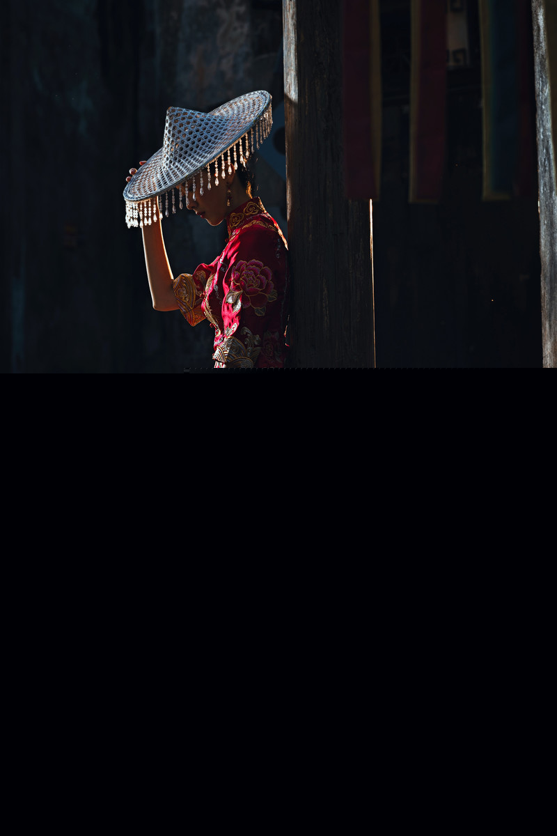 美艳性感的古装佳人大红嫁衣奢华典雅古风摄影图片