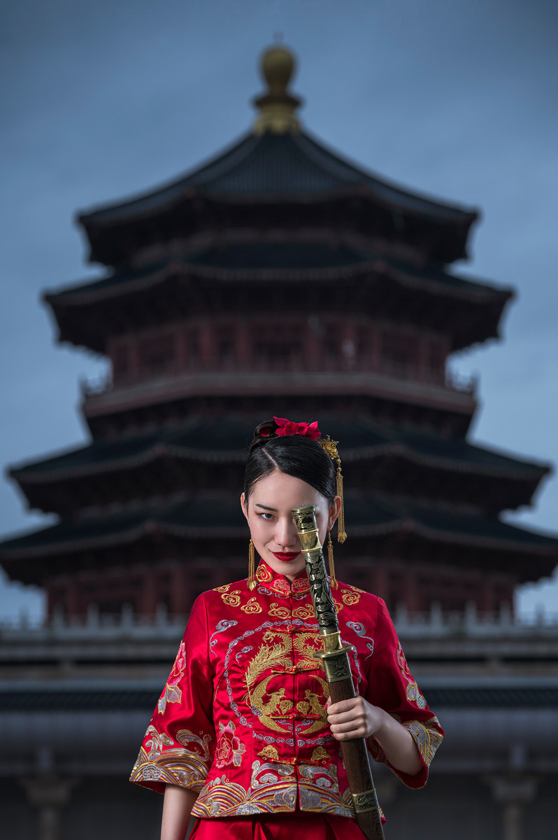 美艳性感的古装佳人大红嫁衣奢华典雅古风摄影图片