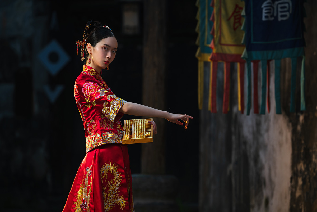 美艳性感的古装佳人大红嫁衣奢华典雅古风摄影图片