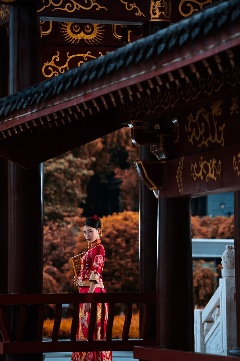 美艳性感的古装佳人大红嫁衣奢华典雅古风摄影图片