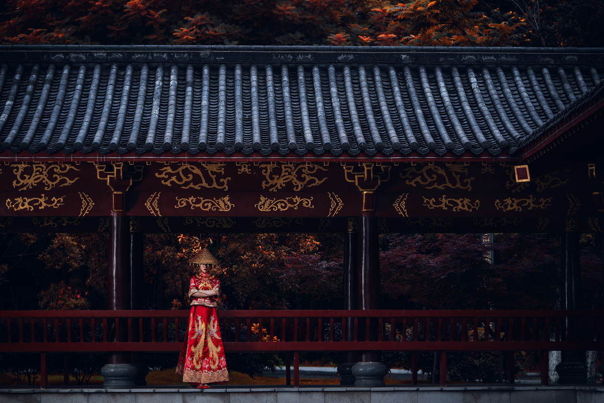 美艳性感的古装佳人大红嫁衣奢华典雅古风摄影图片