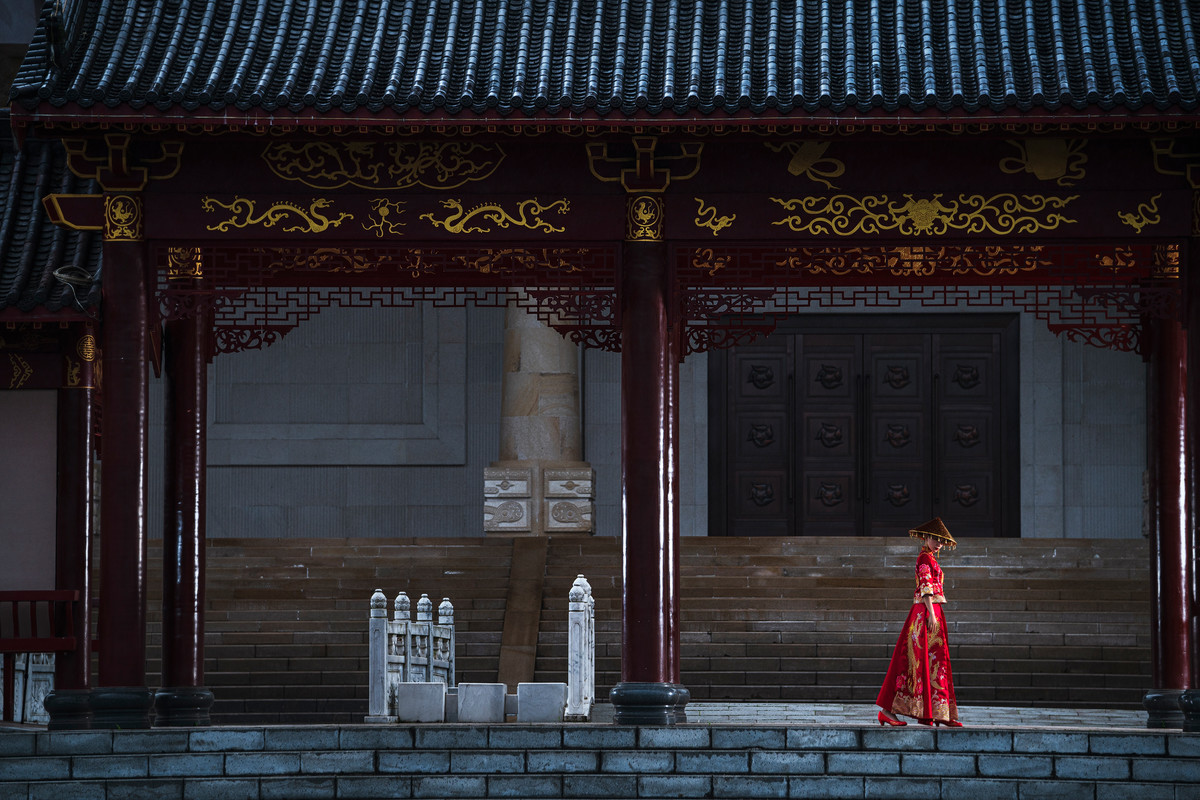 美艳性感的古装佳人大红嫁衣奢华典雅古风摄影图片